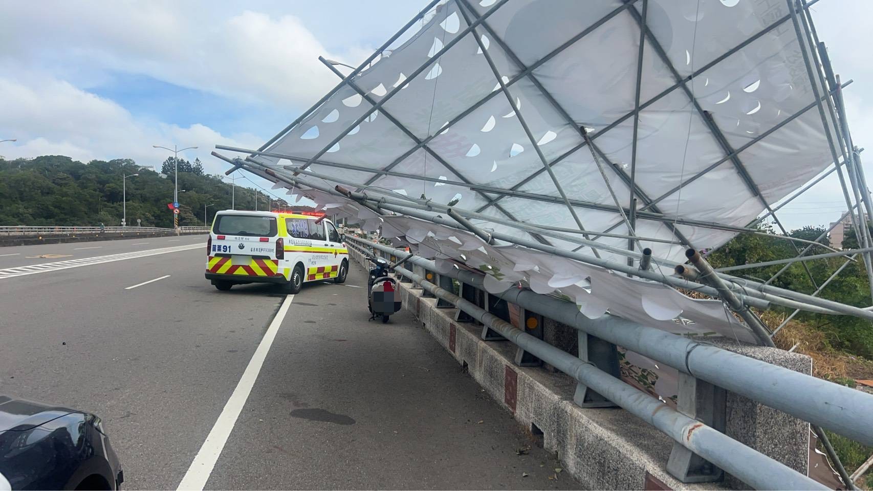 救護車到場將受傷騎士送醫