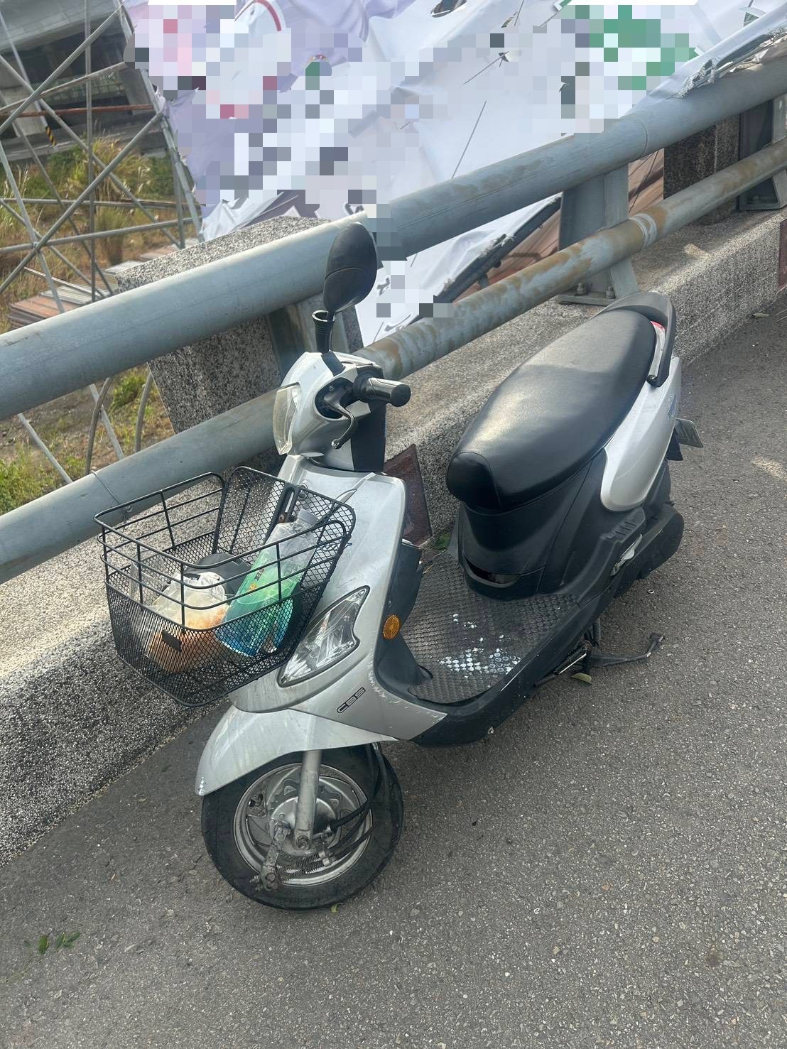 事故機車停放於倒塌看板旁