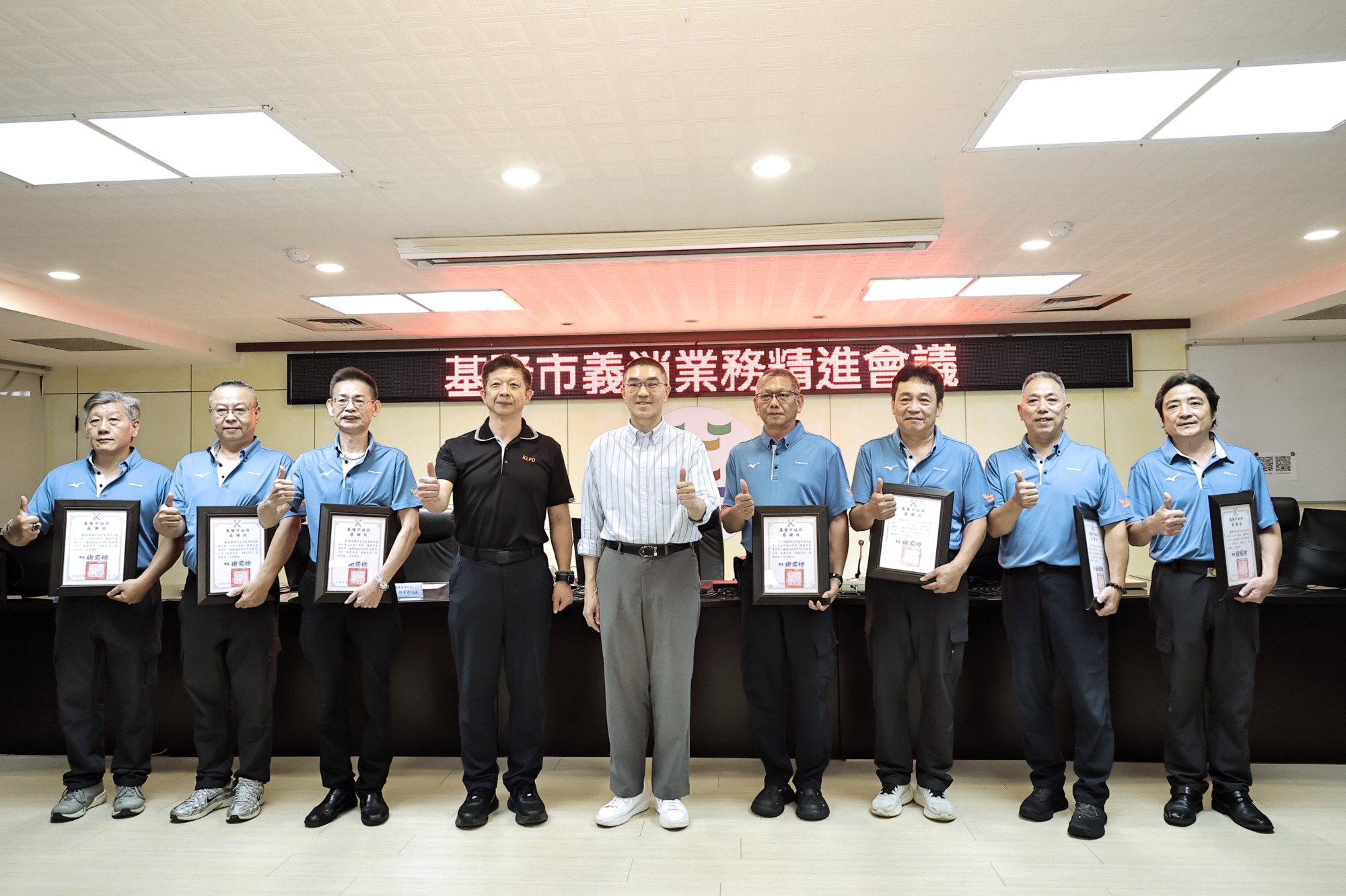 市長謝國樑、消防局長游家懿與獲頒感謝狀義消幹部合影
