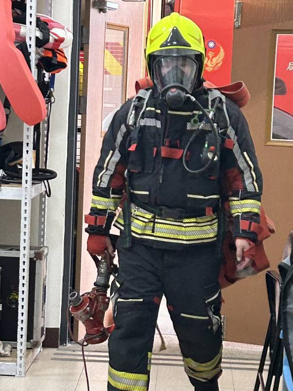 通霄分隊空氣呼吸器耗氣測試　模擬火場熟悉裝備與撤退氣量
