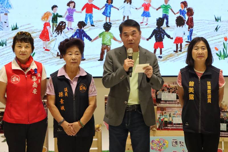 達成慈善基金會捐贈300萬元助弱勢 縣長鍾東錦感謝十年攜手送暖 累計挹注2,698萬元