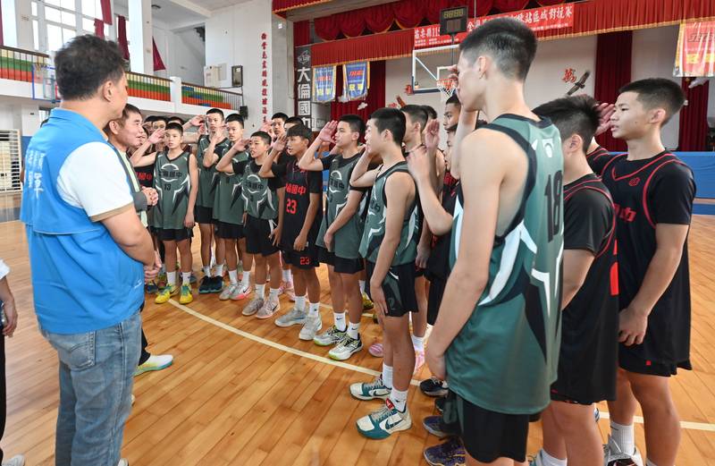 鍾縣長赴大倫國中勉勵球員 呼籲主辦單位應做好球場秩序維護不讓類似情形再發生