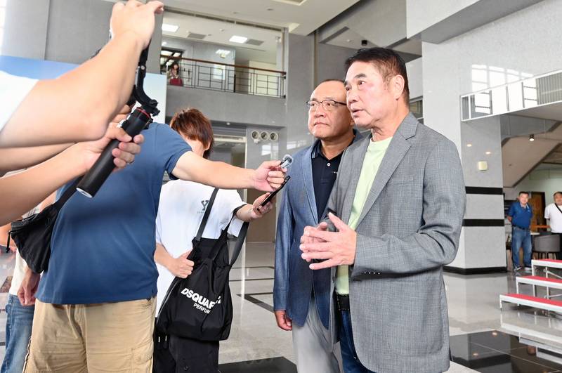 鍾縣長赴大倫國中勉勵球員 呼籲主辦單位應做好球場秩序維護不讓類似情形再發生