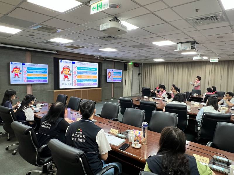 台中地稅局「地稅小幫手」連獲大獎 桃園三地政事務所來訪交流