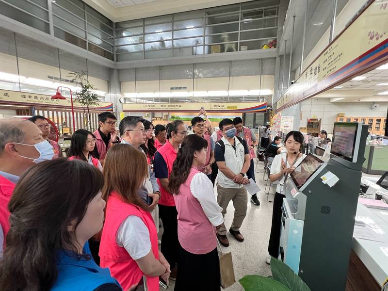 台中地稅局「地稅小幫手」連獲大獎 桃園三地政事務所來訪交流