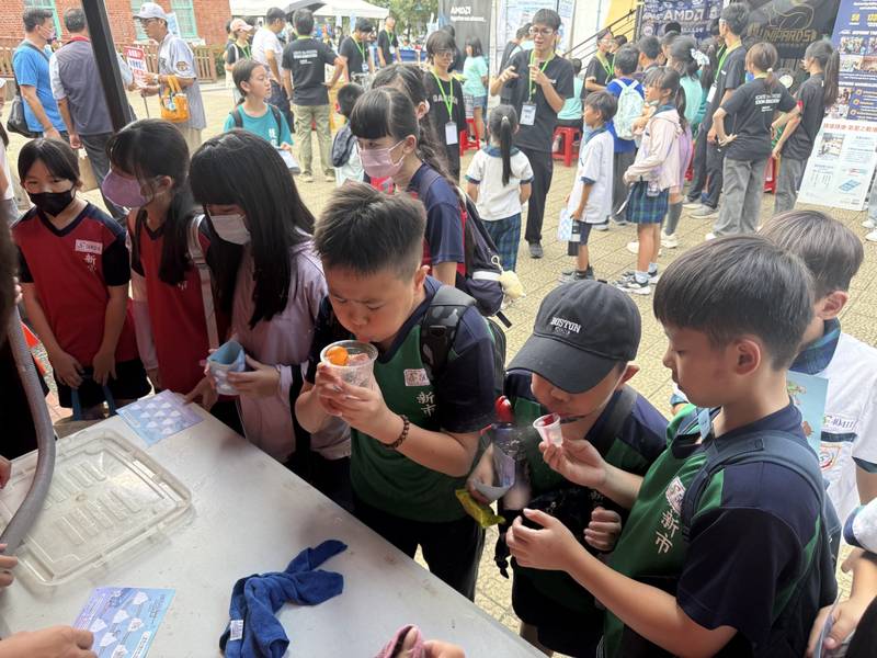 從半導體到AI都能玩 科普環島列車臺南站吸引逾1,200名師生動手玩科學