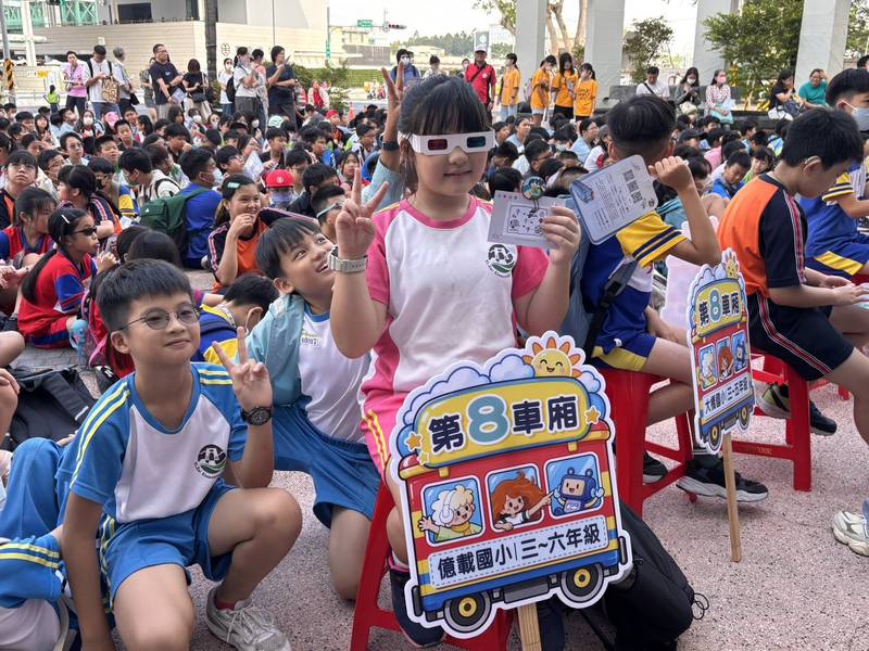 從半導體到AI都能玩 科普環島列車臺南站吸引逾1,200名師生動手玩科學