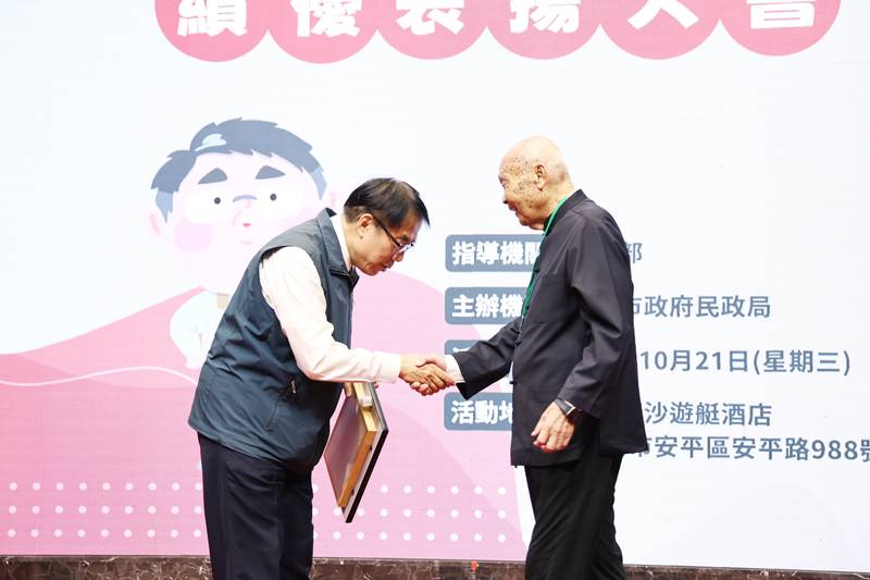 台南表揚103家績優宗教團體 黃偉哲肯定慈善公益