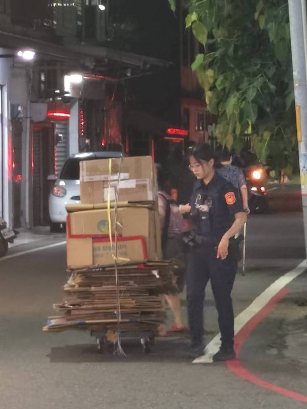 視民如親!東警巡邏遇回收老婦卡路口 即刻伸援解危護安全