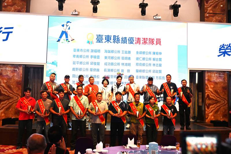 頒獎表揚績優清潔隊員 饒慶鈴宣布加碼全縣清潔隊員每人千元獎勵