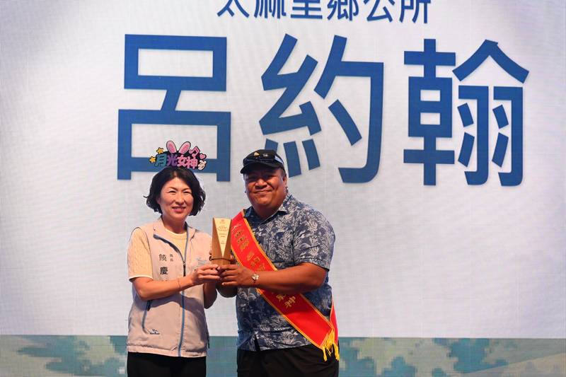 頒獎表揚績優清潔隊員 饒慶鈴宣布加碼全縣清潔隊員每人千元獎勵