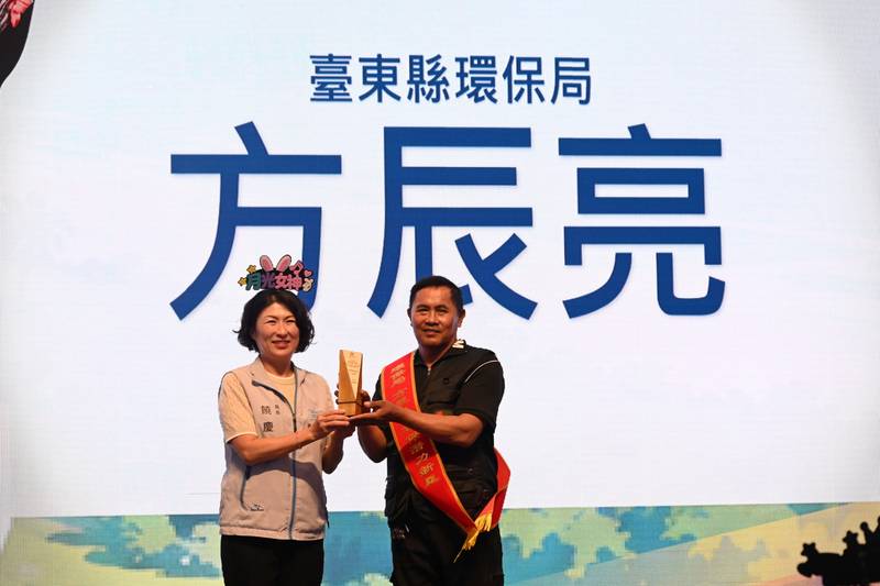 頒獎表揚績優清潔隊員 饒慶鈴宣布加碼全縣清潔隊員每人千元獎勵