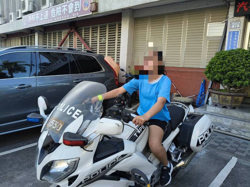 新港國中師生參訪臺東縣警察局 變身酷炫「小帥警」!寓教於樂深化法治與交通安全觀念