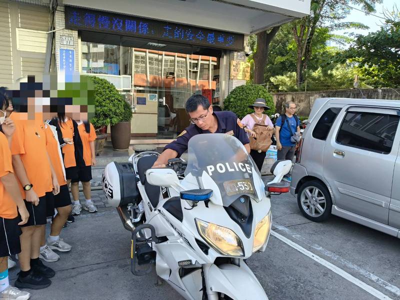 新港國中師生參訪臺東縣警察局 變身酷炫「小帥警」!寓教於樂深化法治與交通安全觀念