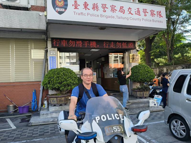 新港國中師生參訪臺東縣警察局 變身酷炫「小帥警」!寓教於樂深化法治與交通安全觀念
