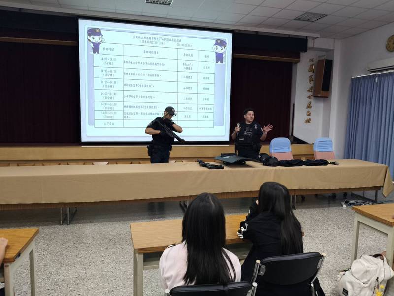 新港國中師生參訪臺東縣警察局 變身酷炫「小帥警」!寓教於樂深化法治與交通安全觀念