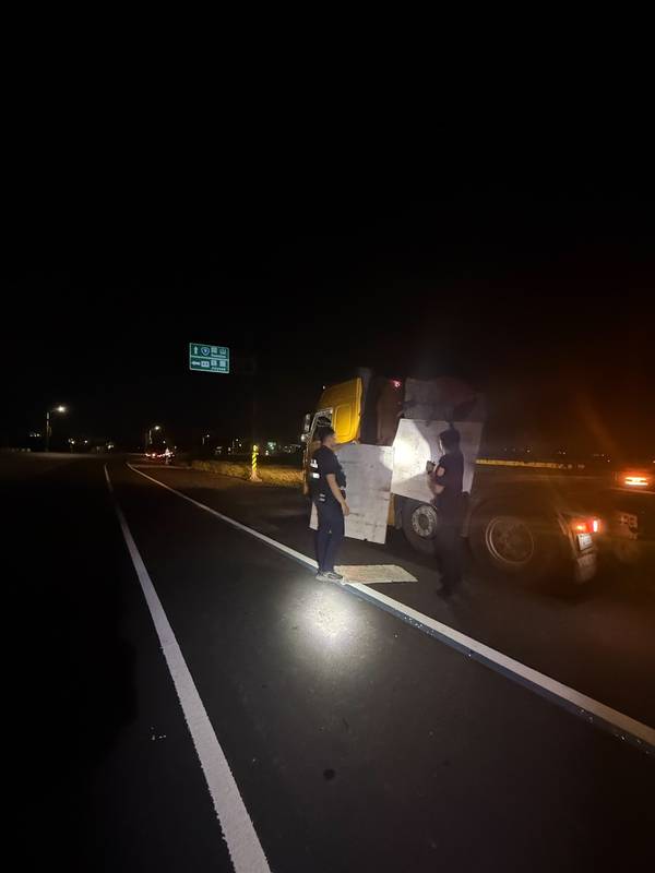 強風吹落貨車紙板 關山警攜手實務訓練生排除路障護平安