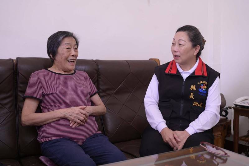 花蓮縣府首期發放約2,100份物資 縣長徐榛蔚訪獨居長者