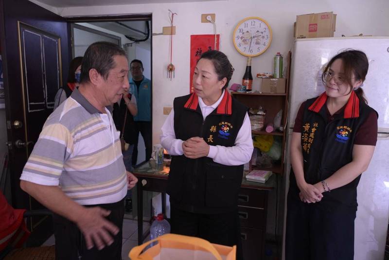花蓮縣府首期發放約2,100份物資 縣長徐榛蔚訪獨居長者