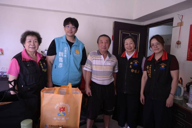 花蓮縣府首期發放約2,100份物資 縣長徐榛蔚訪獨居長者