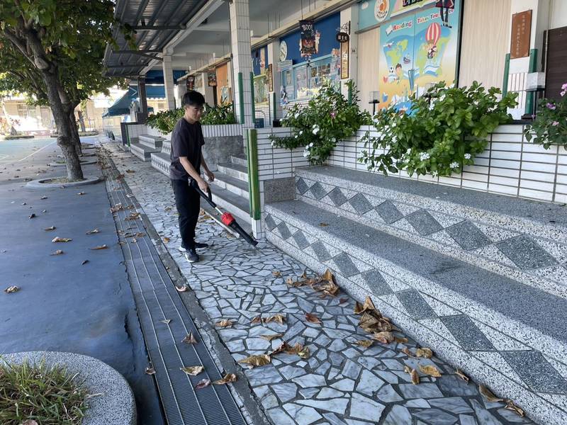 縣府挹注288萬元補助113校添購吹葉機提升校園環境維護效率