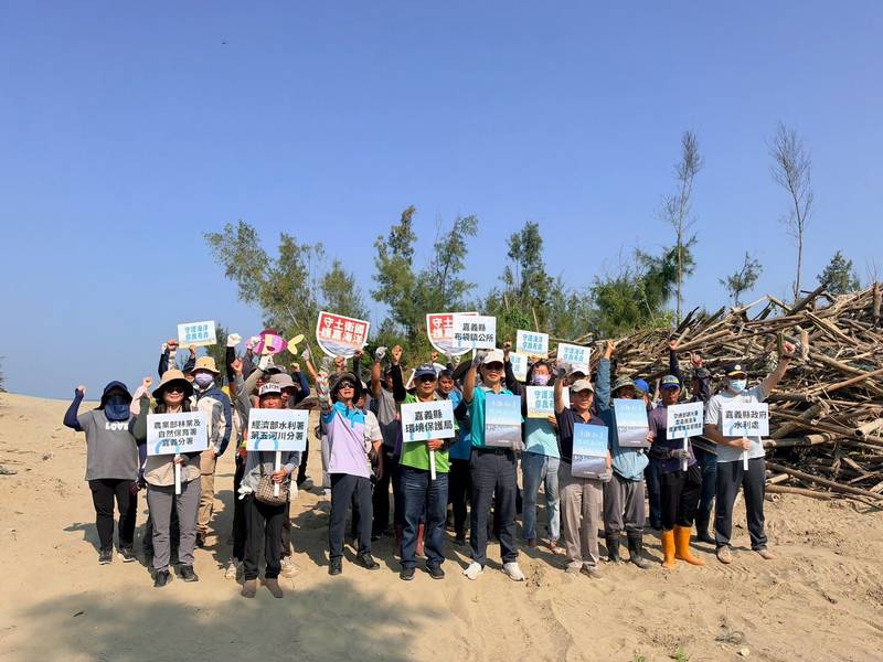 嘉義好美里沙灘秋季淨灘 60人清除24.7公噸海廢
