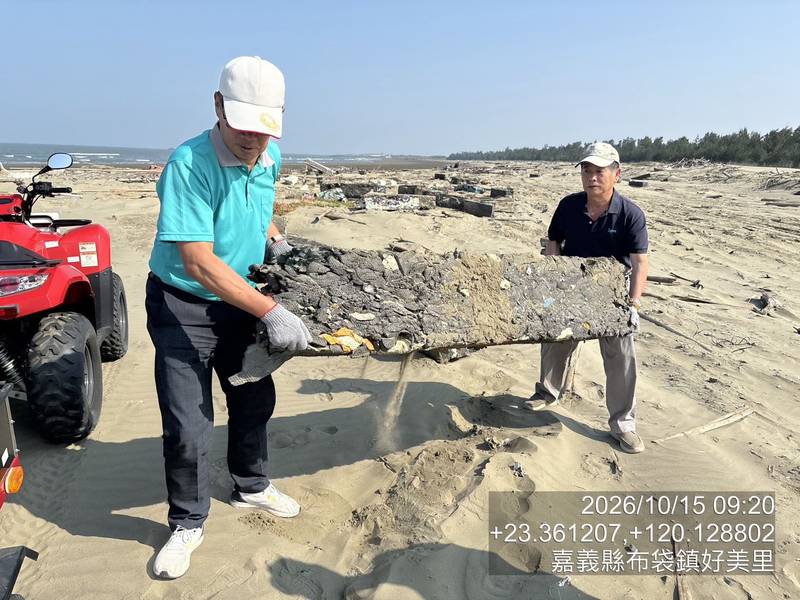 嘉義好美里沙灘秋季淨灘 60人清除24.7公噸海廢