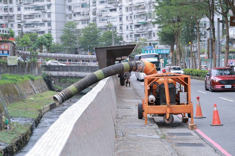 薔琵颱風逼近　謝國樑視察大武崙溪防汛與愛四路排水整備