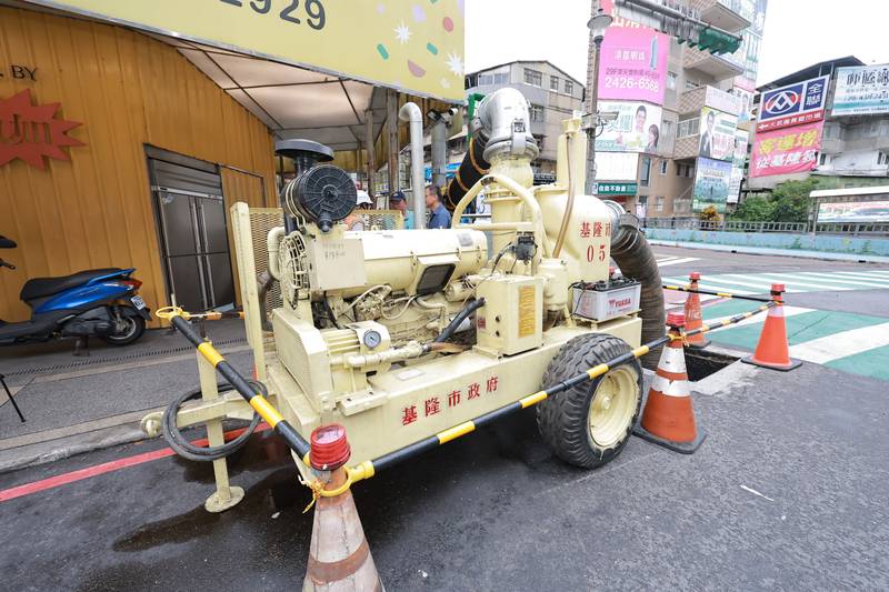 薔琵颱風逼近　謝國樑視察大武崙溪防汛與愛四路排水整備