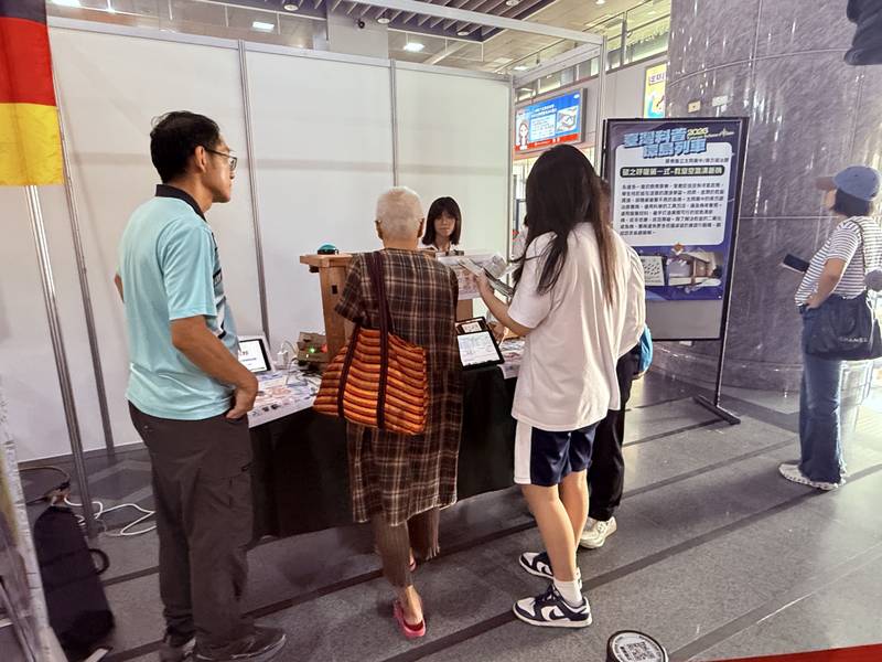 科普列車駛進屏東 三站接力讓科學一路向南「2026臺灣科普環島列車」科學闖關學習活動熱鬧登場