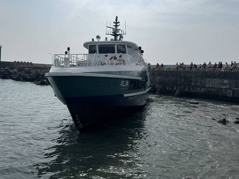 「琉興號」客船琉球沿海擱淺 屏東縣政府即時啟動應變機制 船上40人全數平安獲救