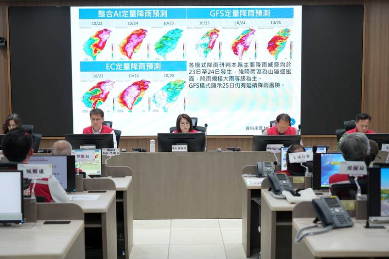 薔琵颱風來襲 周春米宣布屏東縣災害應變中心提升一級開設