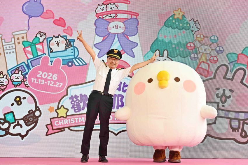 新北歡樂耶誕城11/13登場 45天活動串聯7處燈區 50 《圖說》市長侯友宜今天化身機長出席歡樂耶誕城啟動記者會,與人氣IP「卡娜赫拉的小動物」快樂合影。〈新北市府提供〉