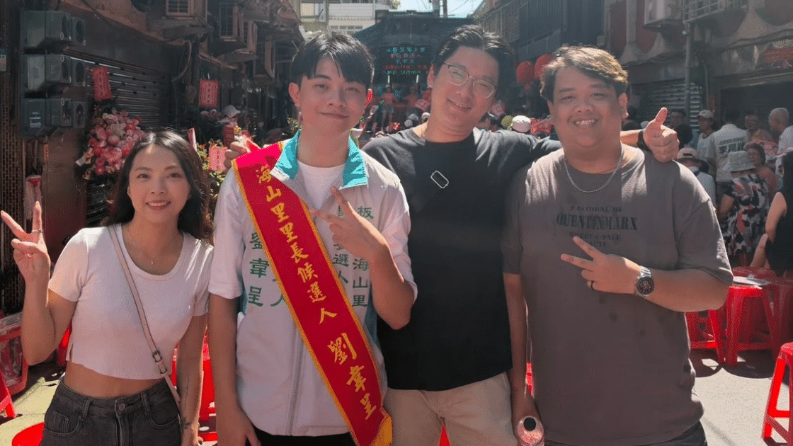 海山里里長參選人劉韋呈（左二）競選總部成立當天，與到場力挺的青年朋友合影，展現跨世代支持。