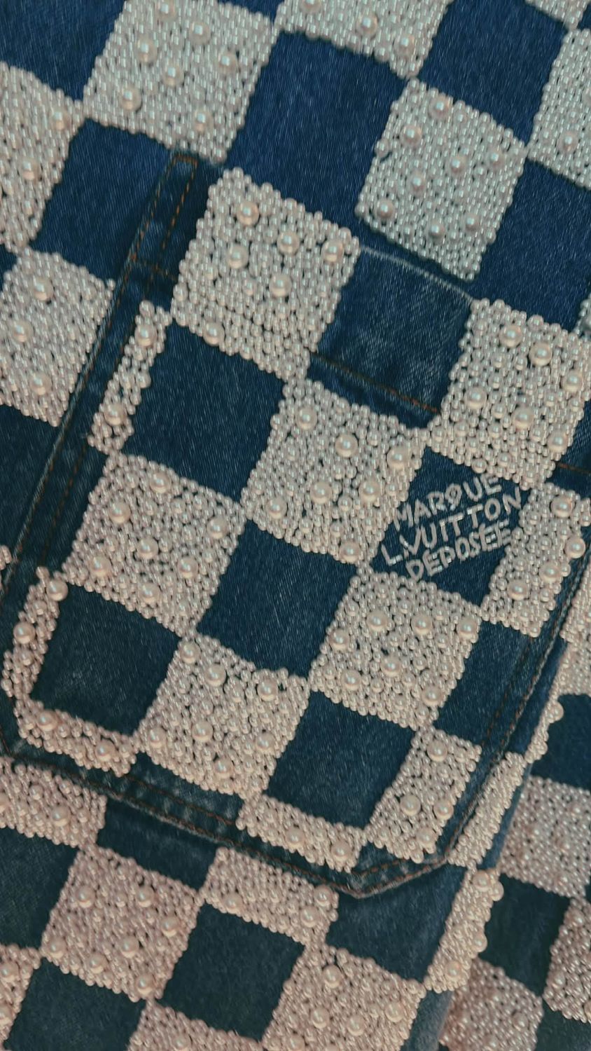 Louis Vuitton 縫上整片珍珠的 Damier 棋盤格丹寧，口袋可見 VUITTON 字樣