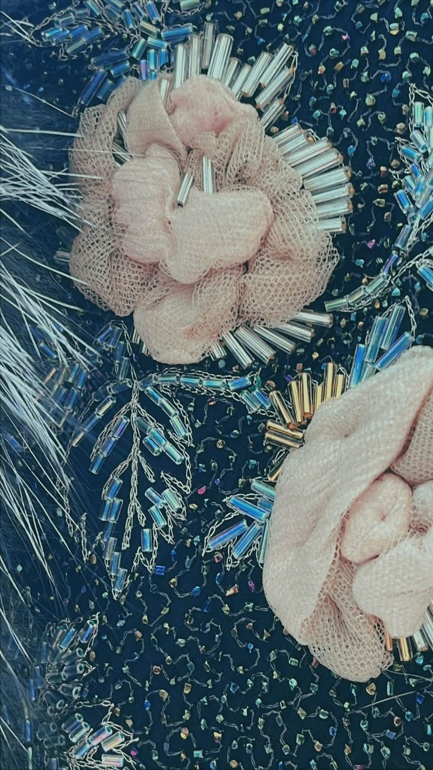 Louis Vuitton 高級訂製服上的管珠與立體花朵刺繡