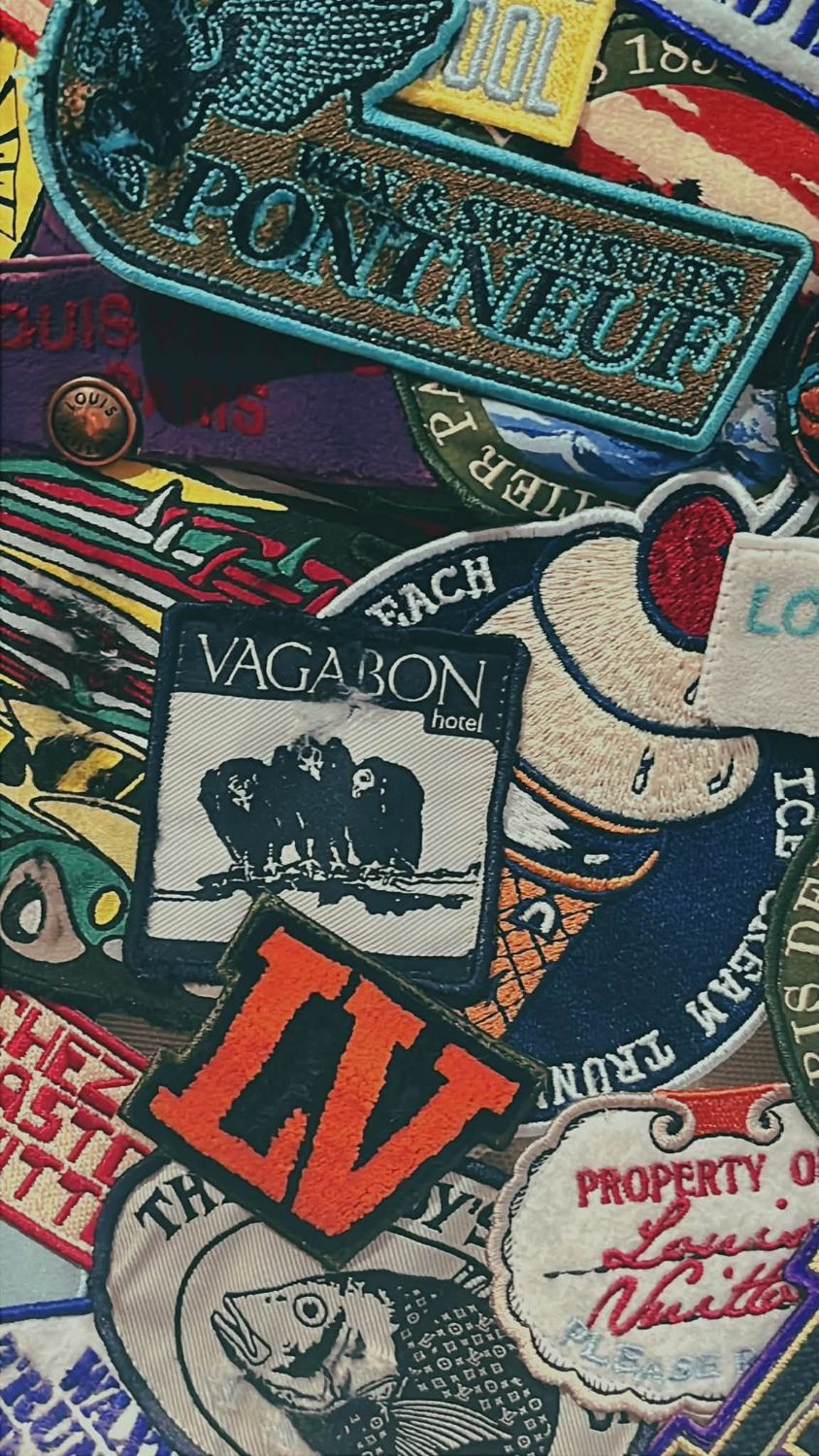 Louis Vuitton 展覽中層疊的刺繡布章