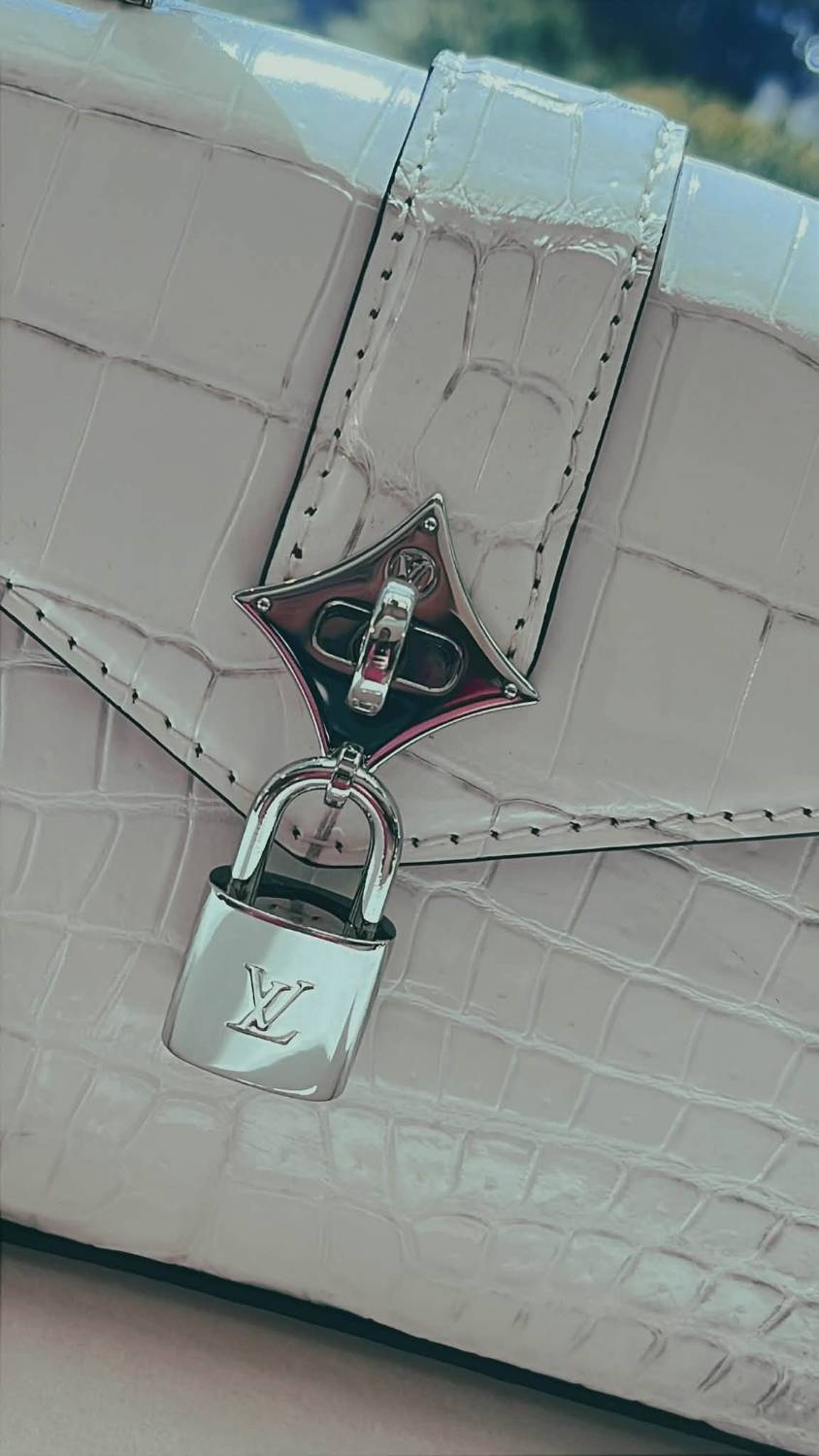 Louis Vuitton 白色鱷魚皮包與 LV 鎖頭