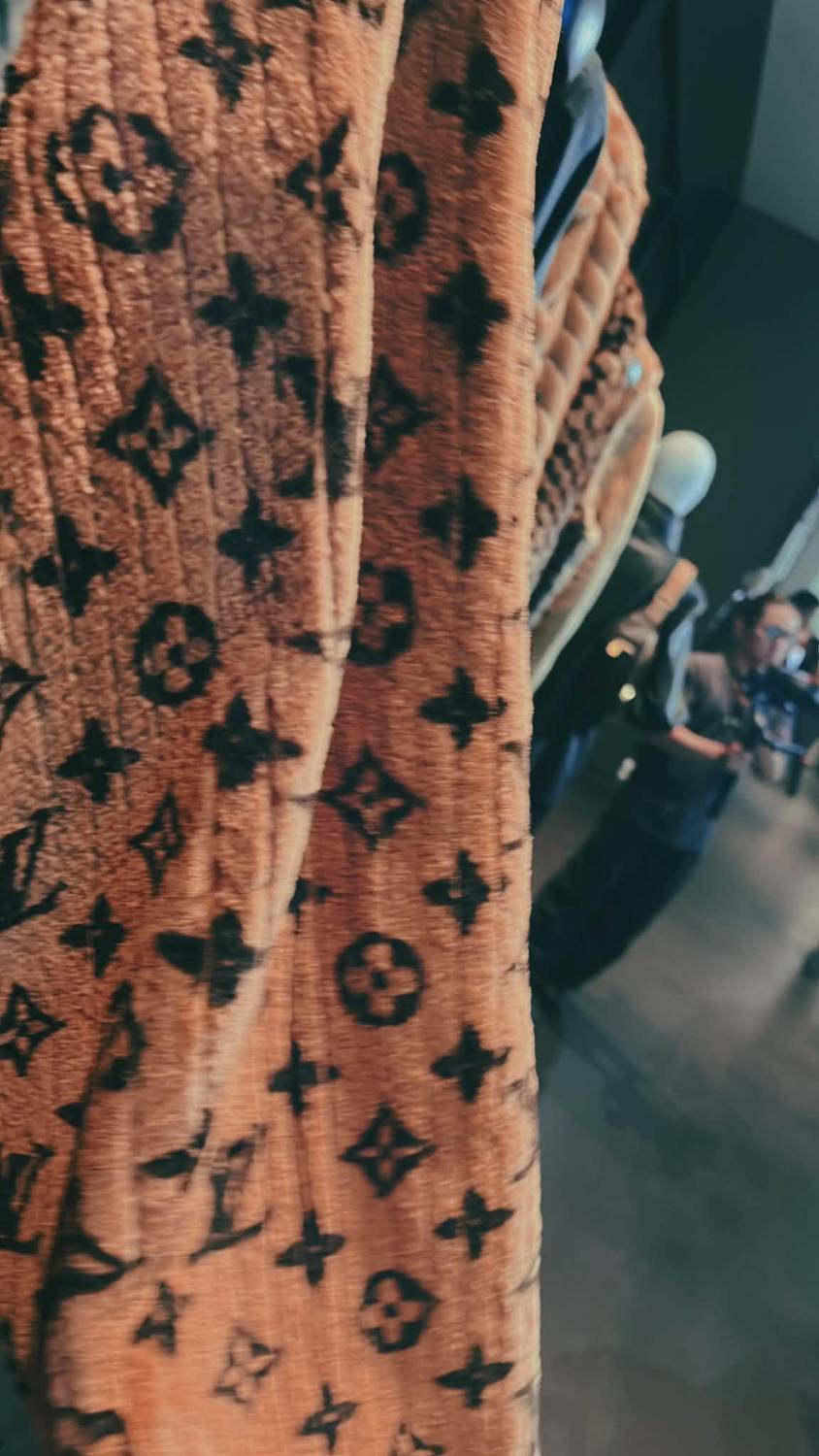 Louis Vuitton 駝橘長毛絨上以毛流深淺呈現的 Monogram 老花