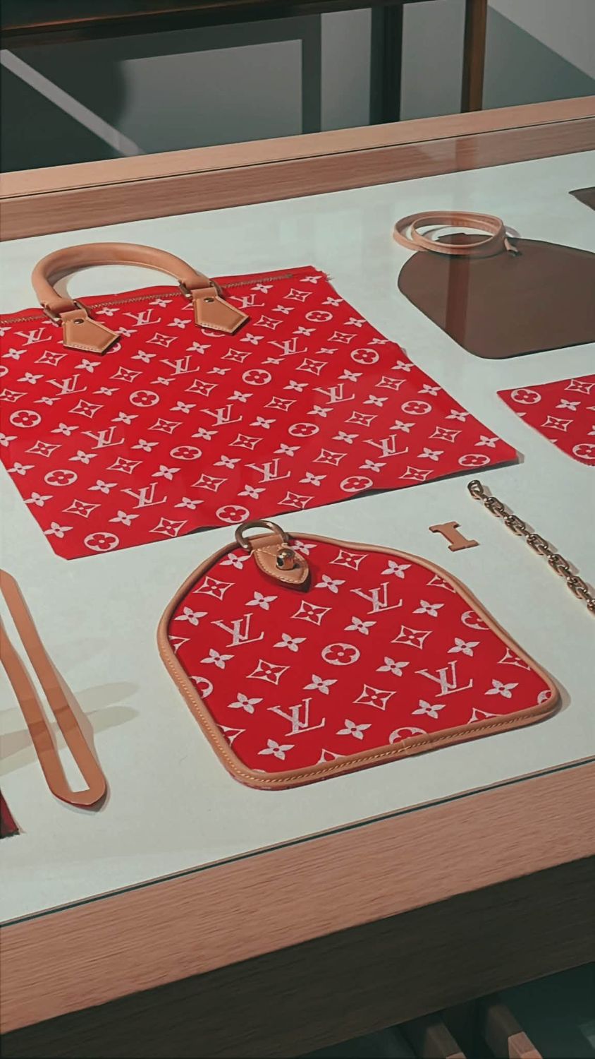 展櫃中拆解成片的紅色 Monogram 包款部件