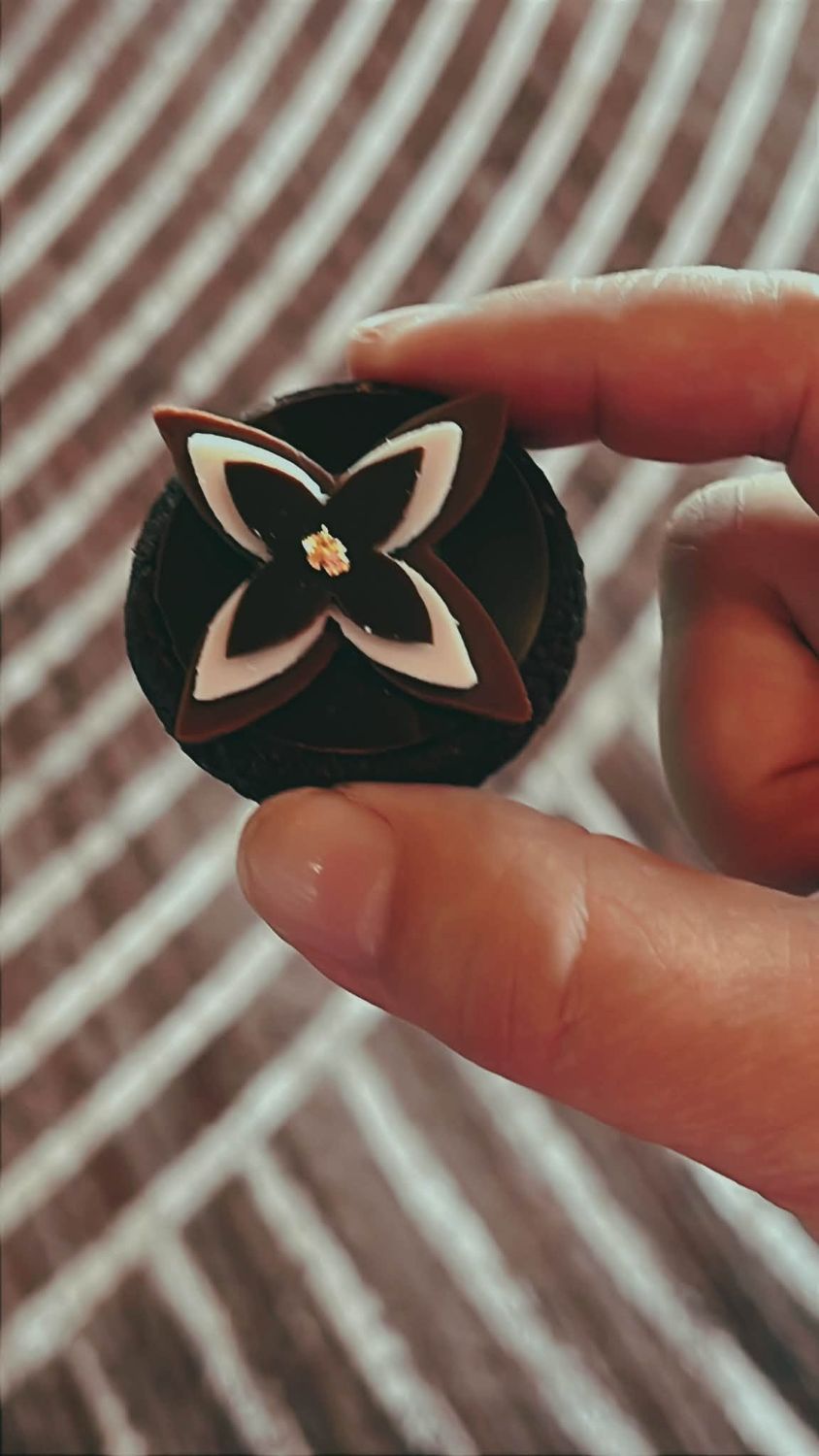 做成 Monogram 四瓣花造型的巧克力