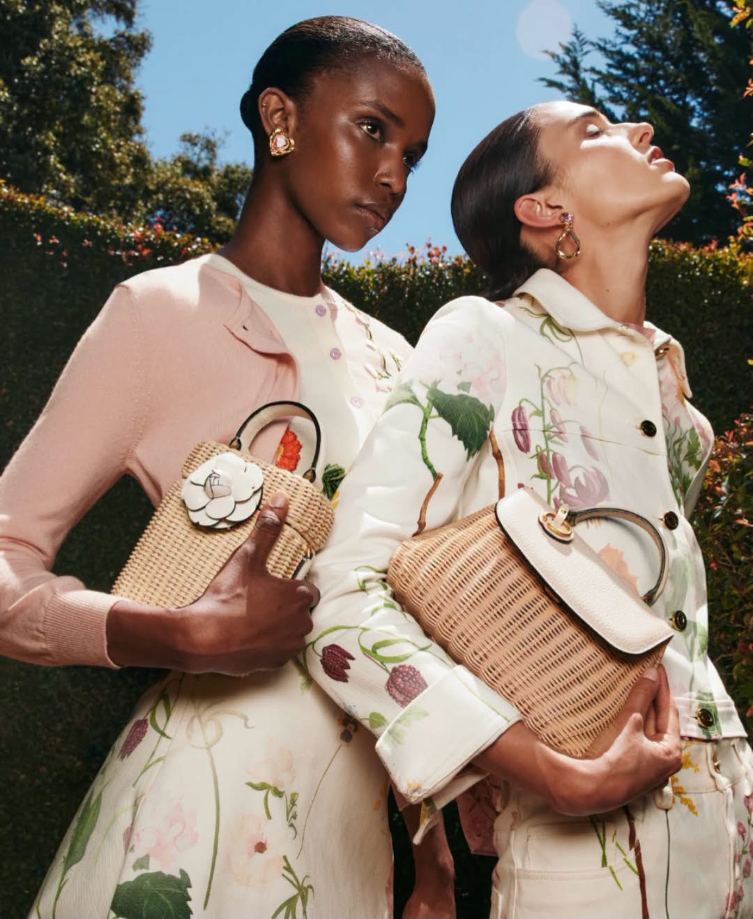 Oscar de la Renta 米白花卉外套長裙搭配藤編包與粉色針織衫