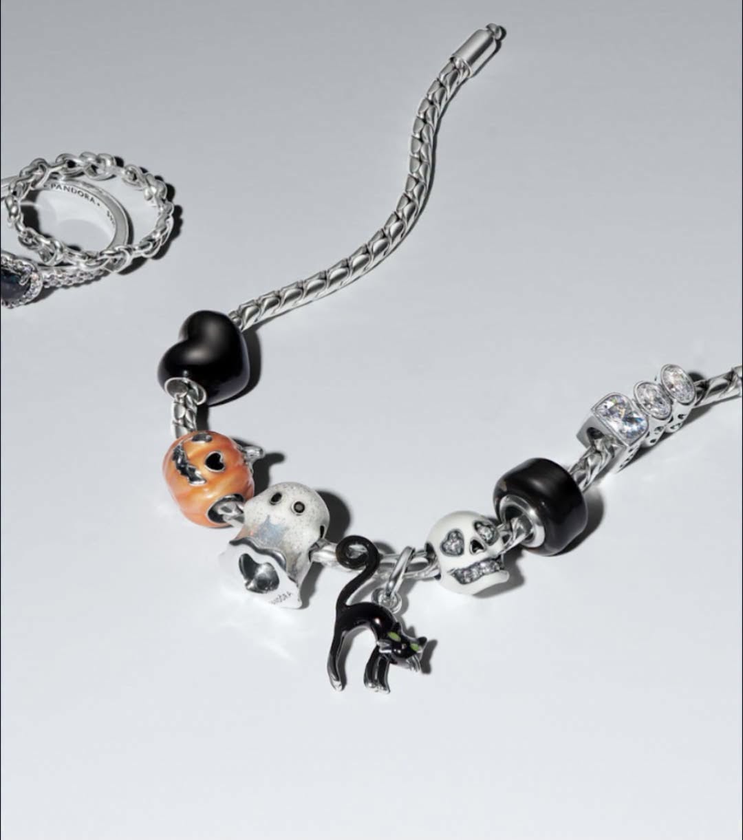 Pandora 萬聖節手鍊,串著南瓜、幽靈、骷髏與黑貓吊飾