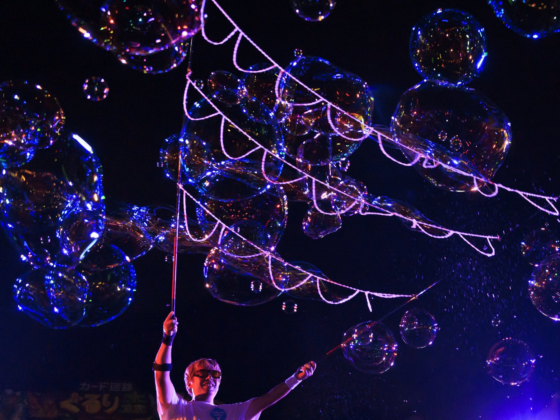大丸京都店萬聖節泡泡秀10月25日 頂樓日夜2場,31日氣球秀與變裝遊行