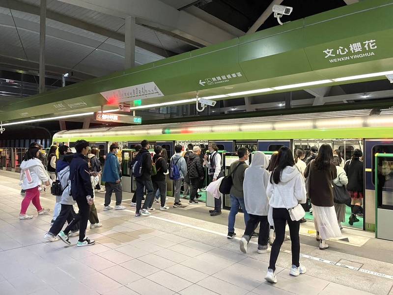 萬聖節變裝搭中捷有眉角 遮臉、防毒面具、武裝造型恐遭勸導