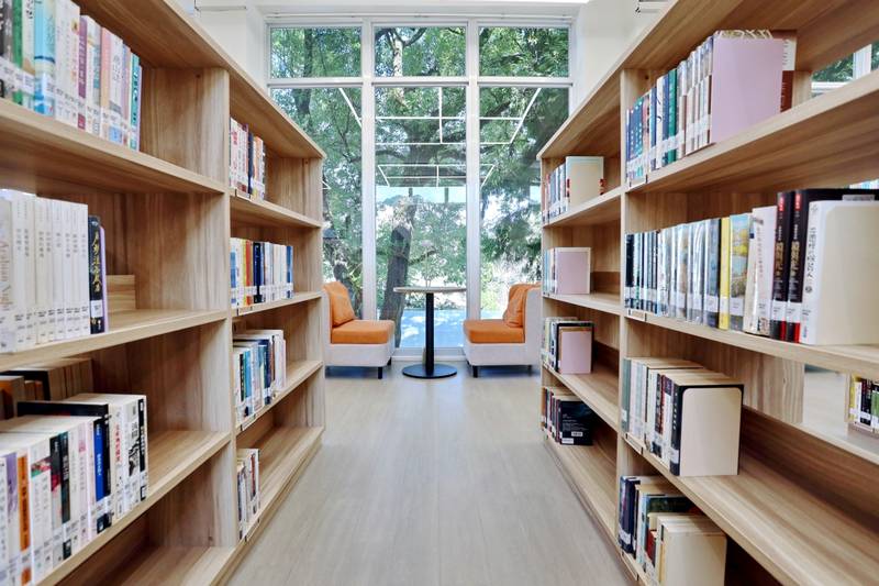 中市石岡圖書館煥新開館！ 以客家風情與水岸綠意 打造山城閱讀新風貌
