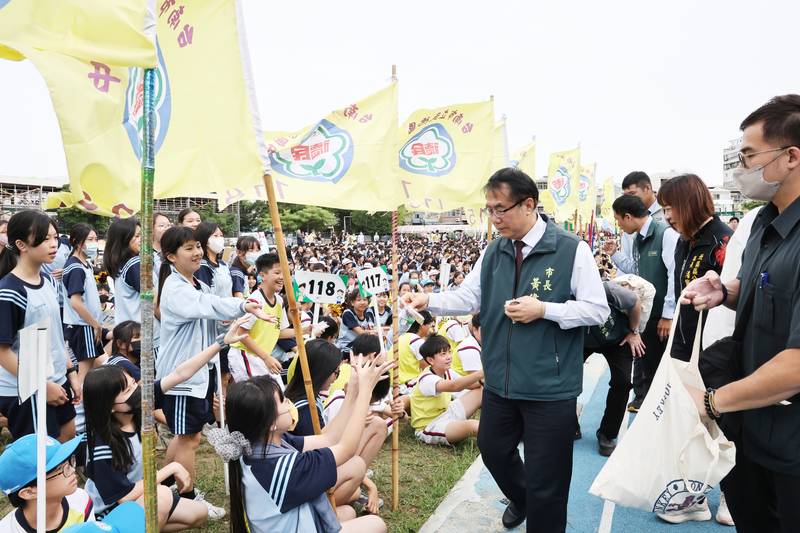民德國中歡慶58週年 黃偉哲勉學子勇於探索、發揮潛能