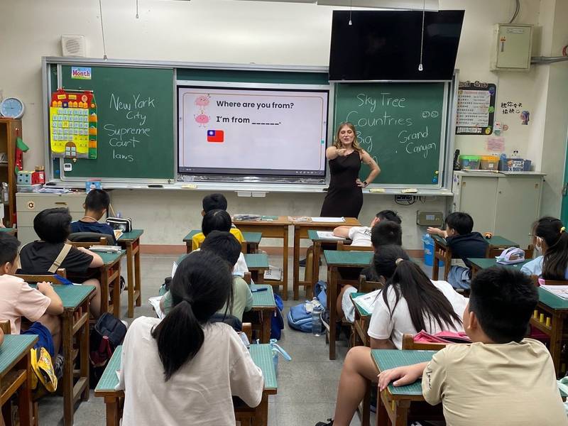 臺南Fulbright計畫16位美籍教學助理走進校園及社區 從學生到長輩都能交流
