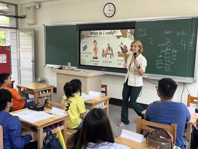 臺南Fulbright計畫16位美籍教學助理走進校園及社區 從學生到長輩都能交流