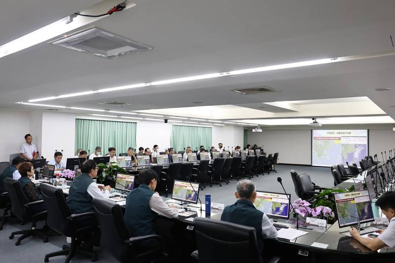 強颱薔琵來襲台南災害應變中心二級開設 黃偉哲要求加強沿海防颱